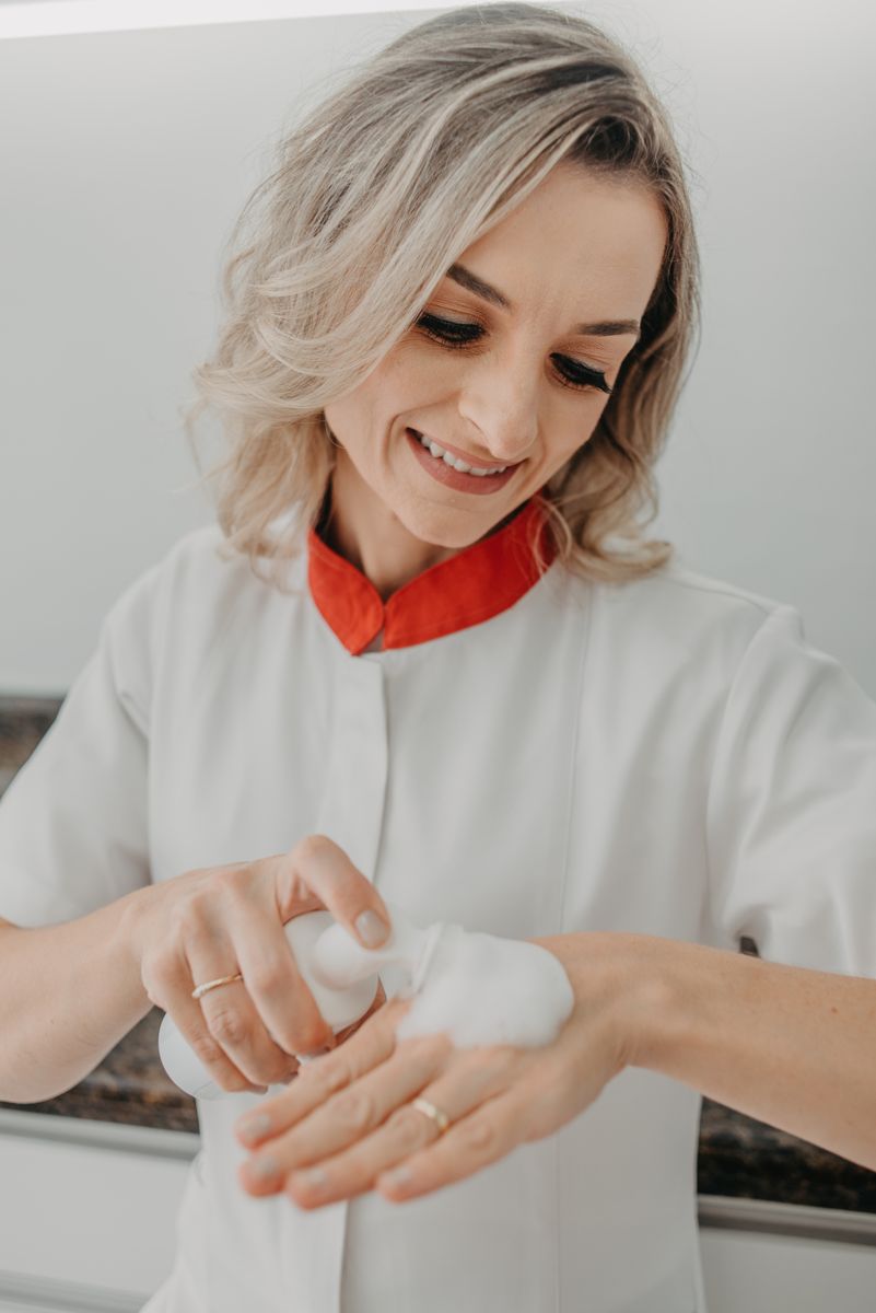 Farmacêutica demonstrando produto de cuidados com a pele
